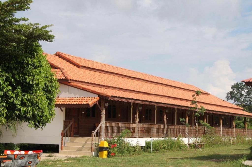 Plaifah Resort Ubon Song Khon Exterior foto